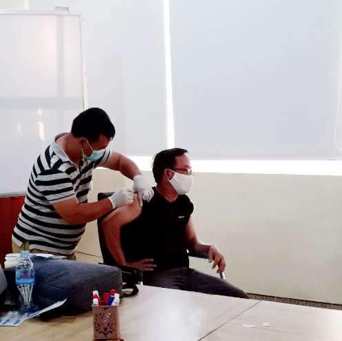 CBNV THACO AGRI tại Lào và Campuchia được tiêm vaccine Covid-19