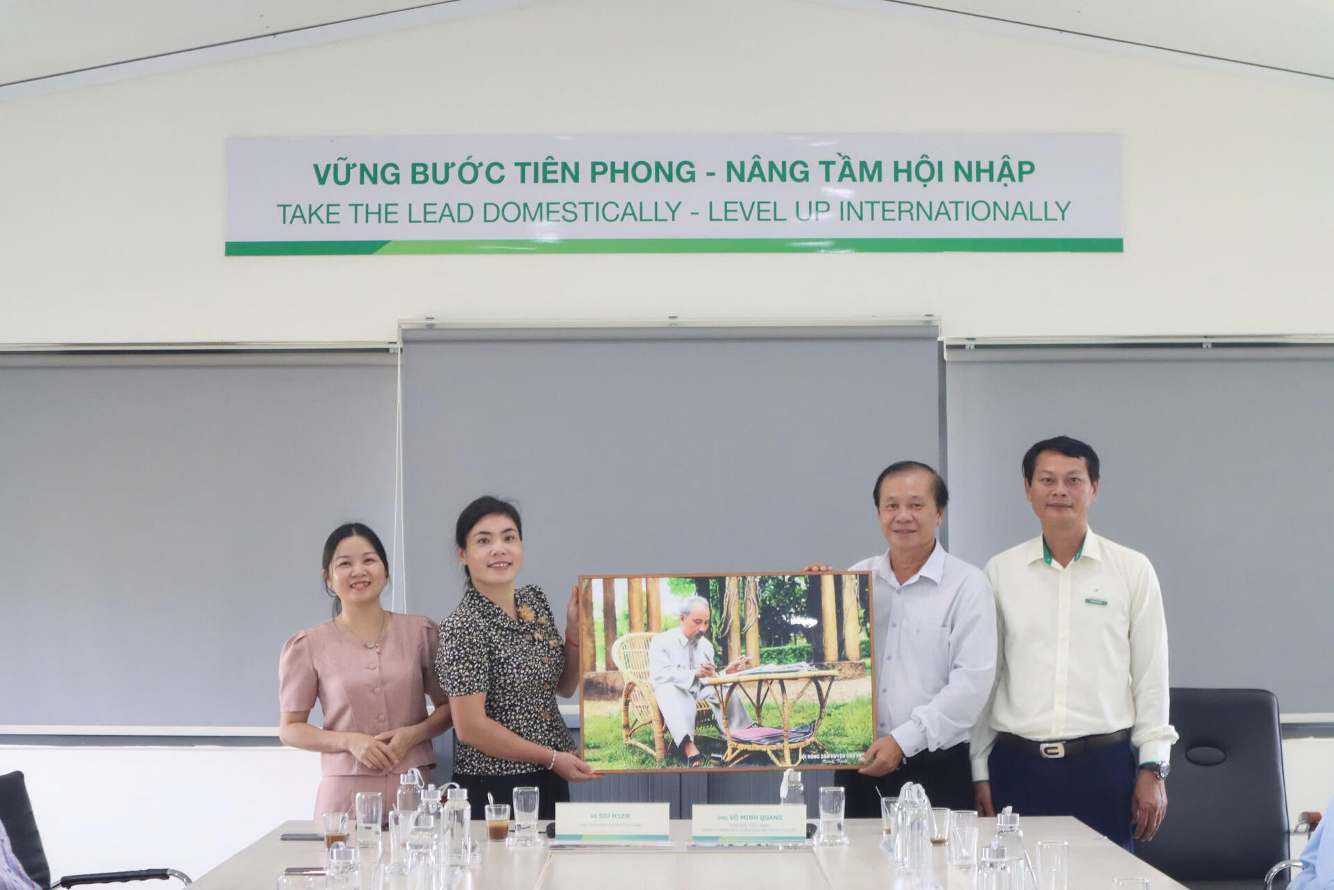 Hội Nông dân huyện Chư Prông tham quan Xí nghiệp Chăn nuôi Bò Ia Puch