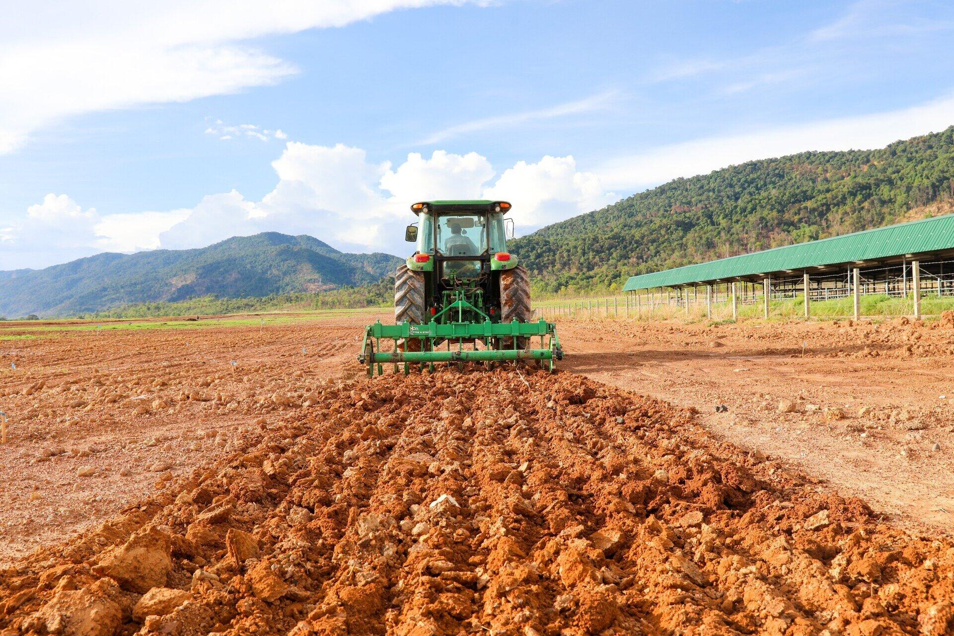 Sáng chế thiết bị gieo hạt trồng cỏ bán chăn thả phục vụ  hoạt động chăn nuôi bò